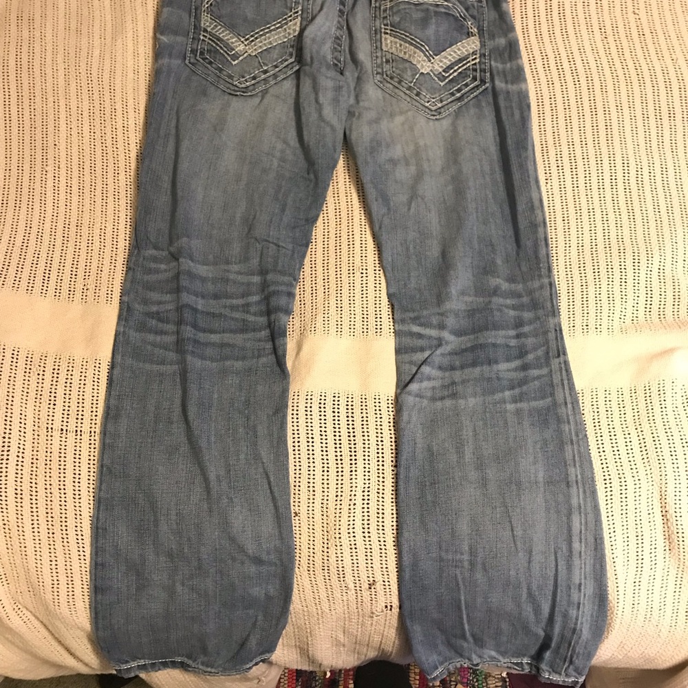 Men’s buckle jeans.